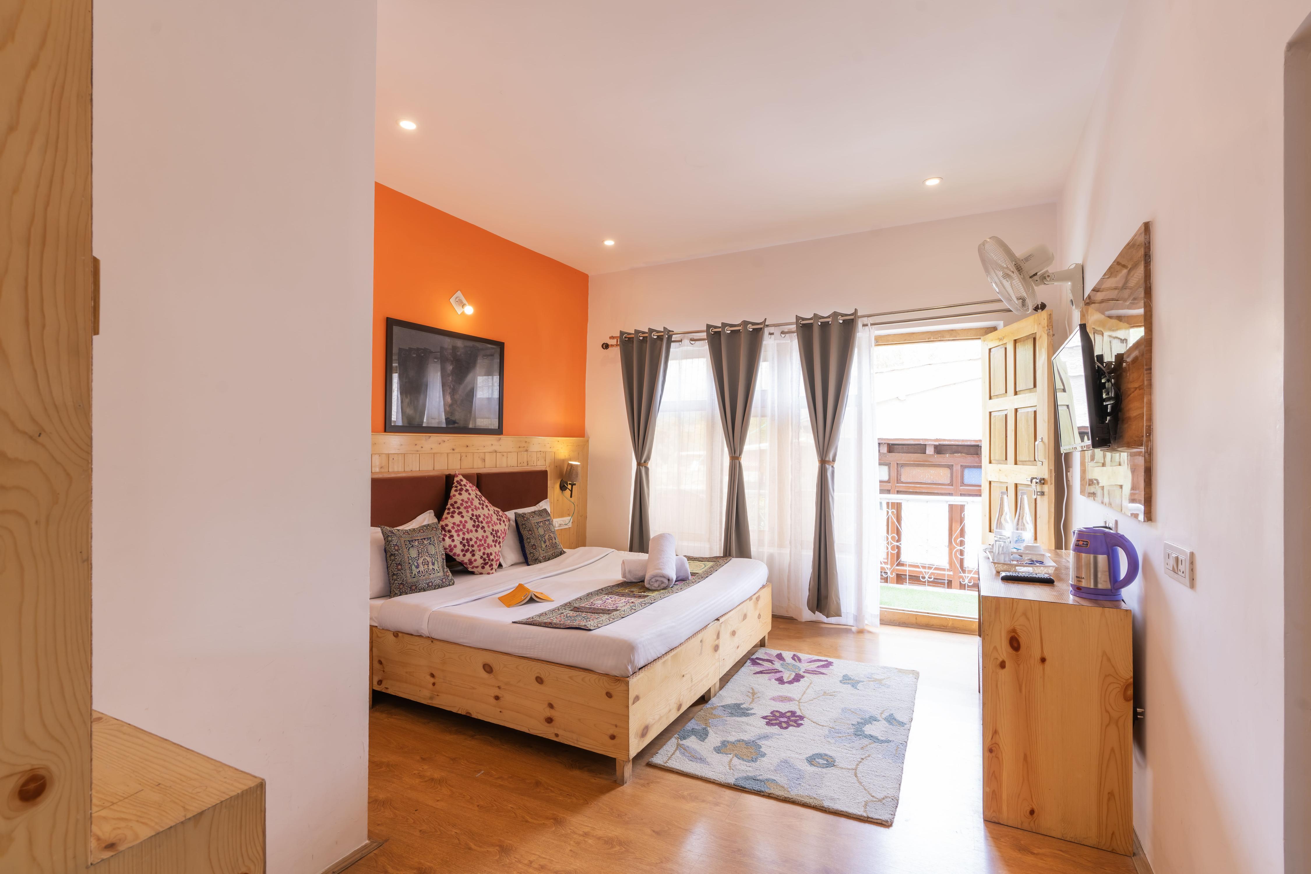 Rainbow Hostelier - A Boutique Stay Room Type - Deluxe Room Garden View
