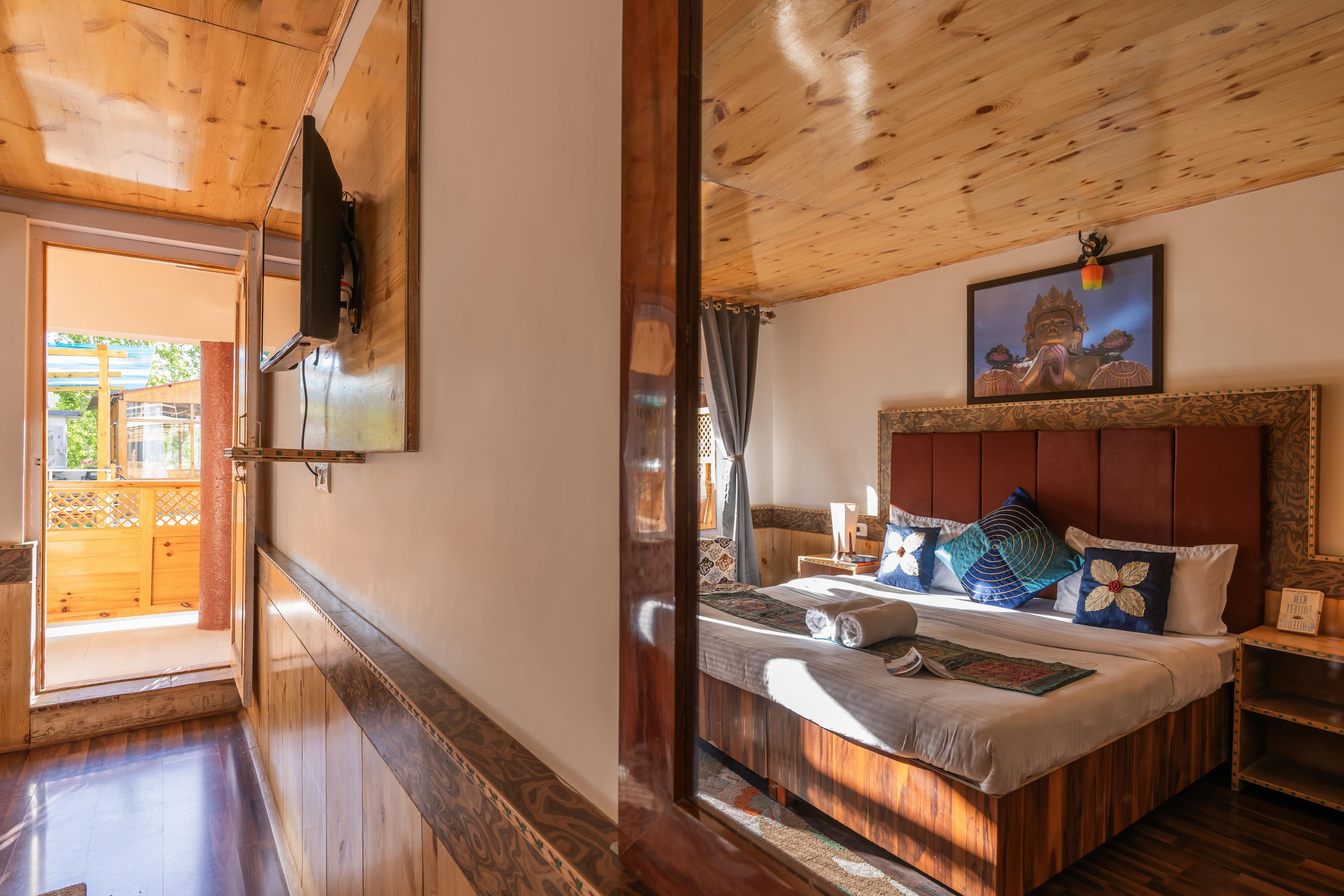 Rainbow Hostelier - A Boutique Stay Room Type - Deluxe Room Mountain View