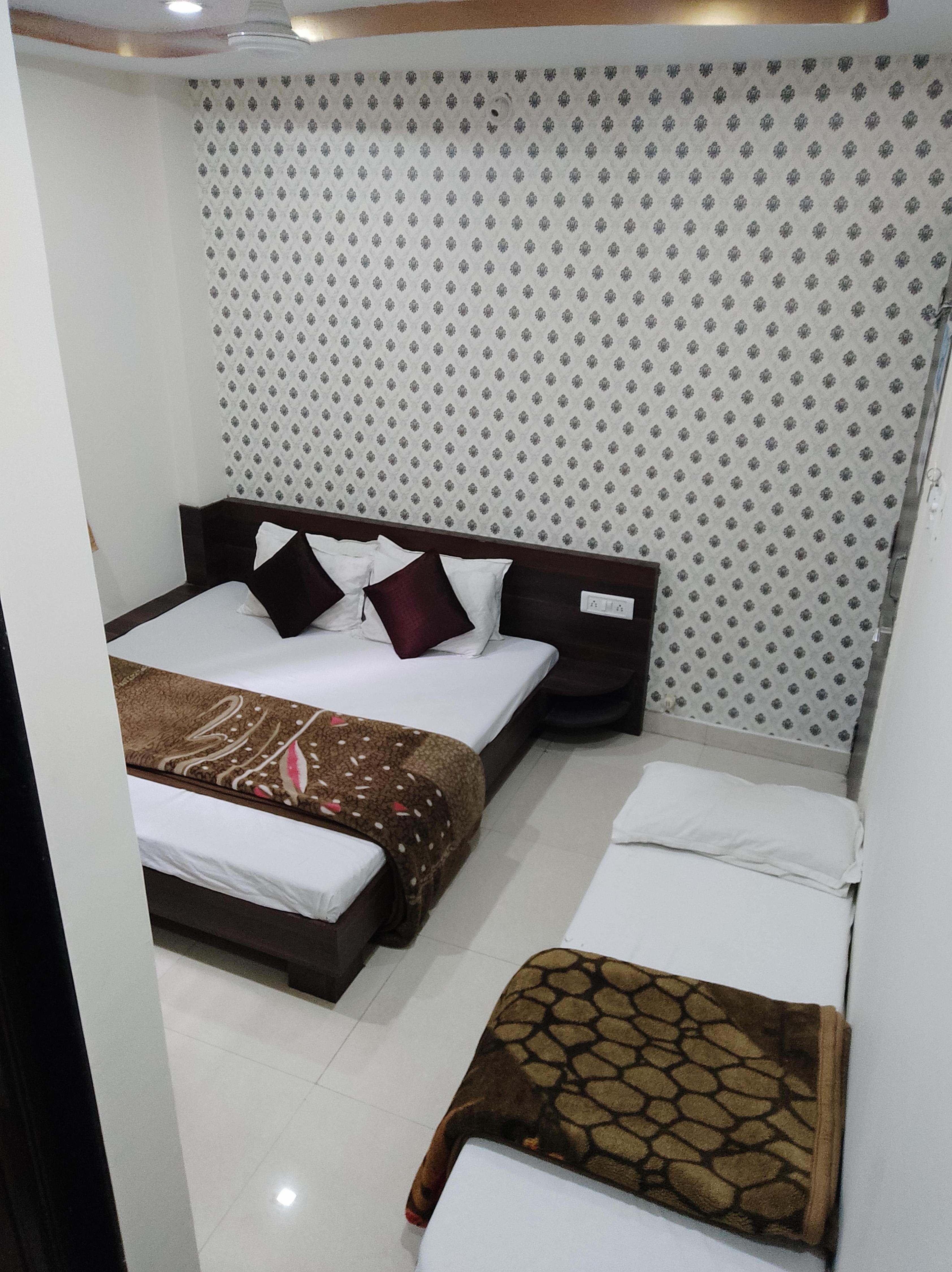 Hotel Vrandavan Palace (Near Mahakal Temple) - Tap to explore photos