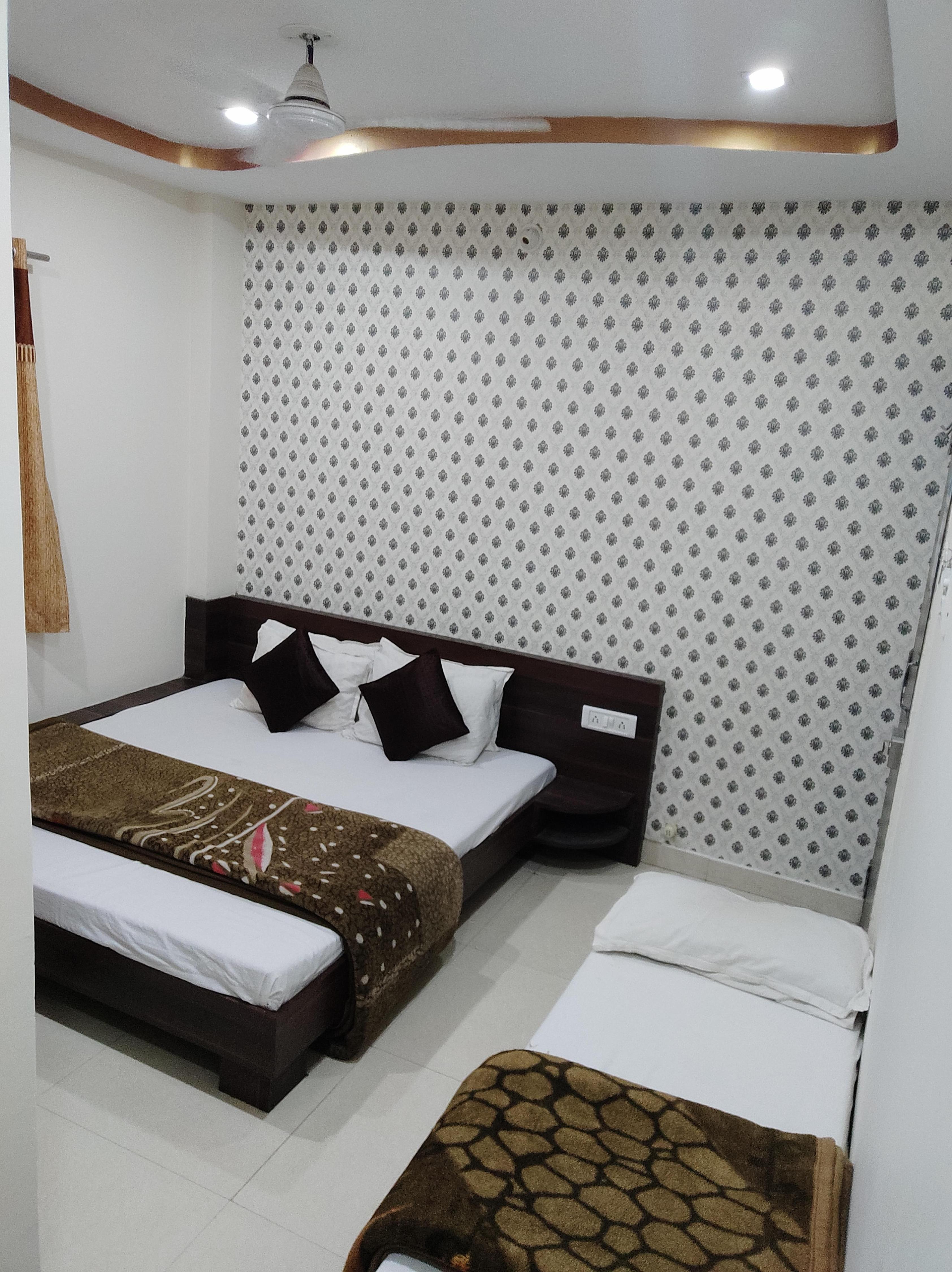Hotel Vrandavan Palace (Near Mahakal Temple) - Tap to explore photos