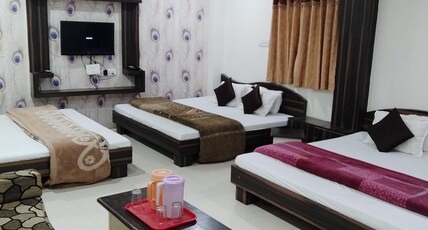 Hotel Vrandavan Palace (Near Mahakal Temple) Room Type - Luxury Six Bed AC Room