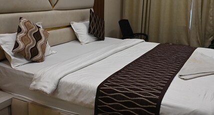 Hotel Meera Palace Room Type - Super Deluxe Double Bed