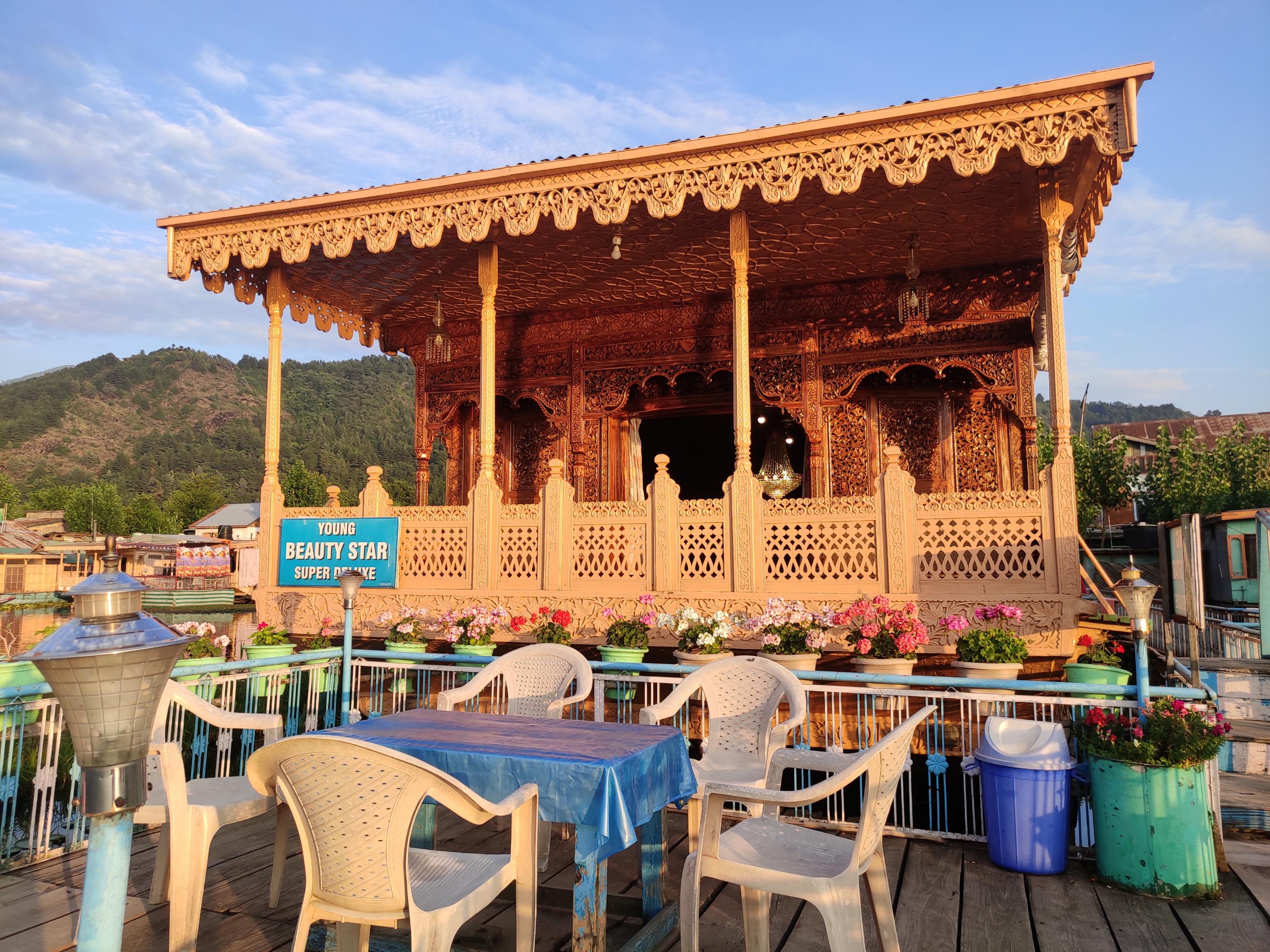 Young Beauty Star Group of Houseboat