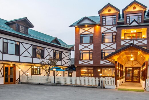 Apple Orchard Resort and Spa - Overlooking Zabarwan Mountain