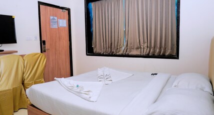 HOTEL SWAGATH GRAND Suchitra Room Type - Deluxe King Bed