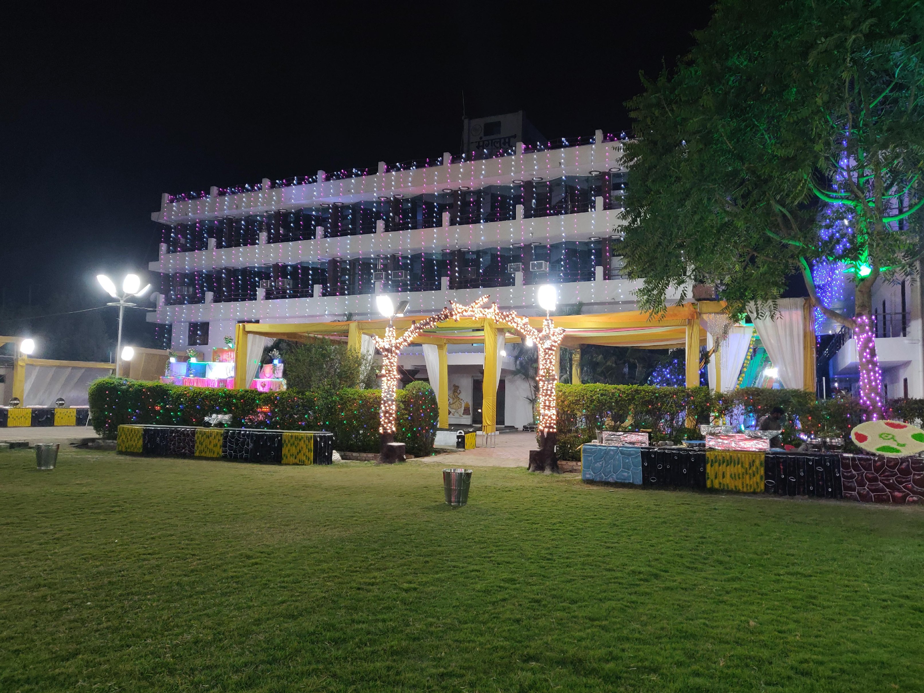 HOTEL GOMTI NANDAN PALACE,BINA