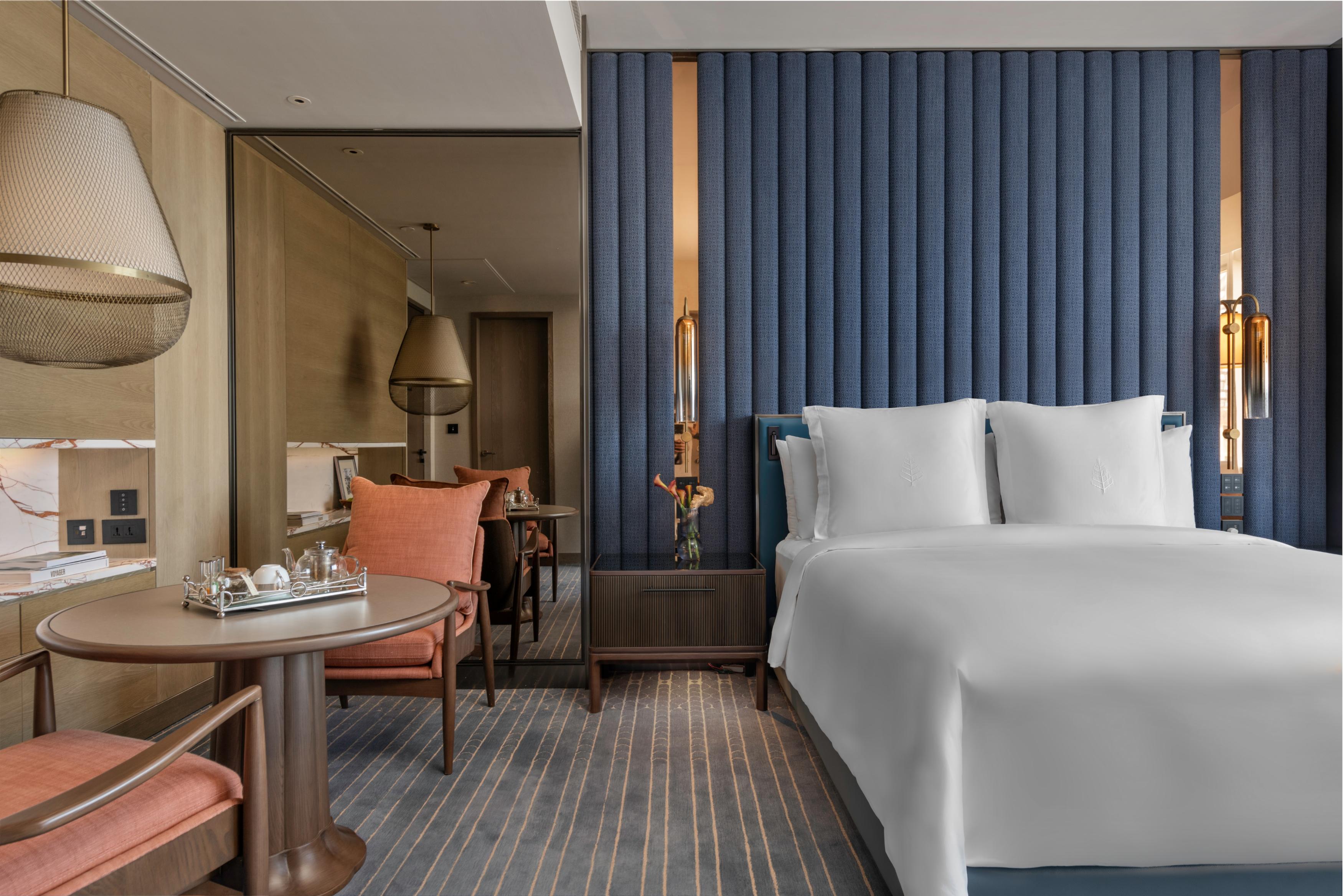 Four Seasons Hotel Mumbai Room Type - Premier City View Room King Bed