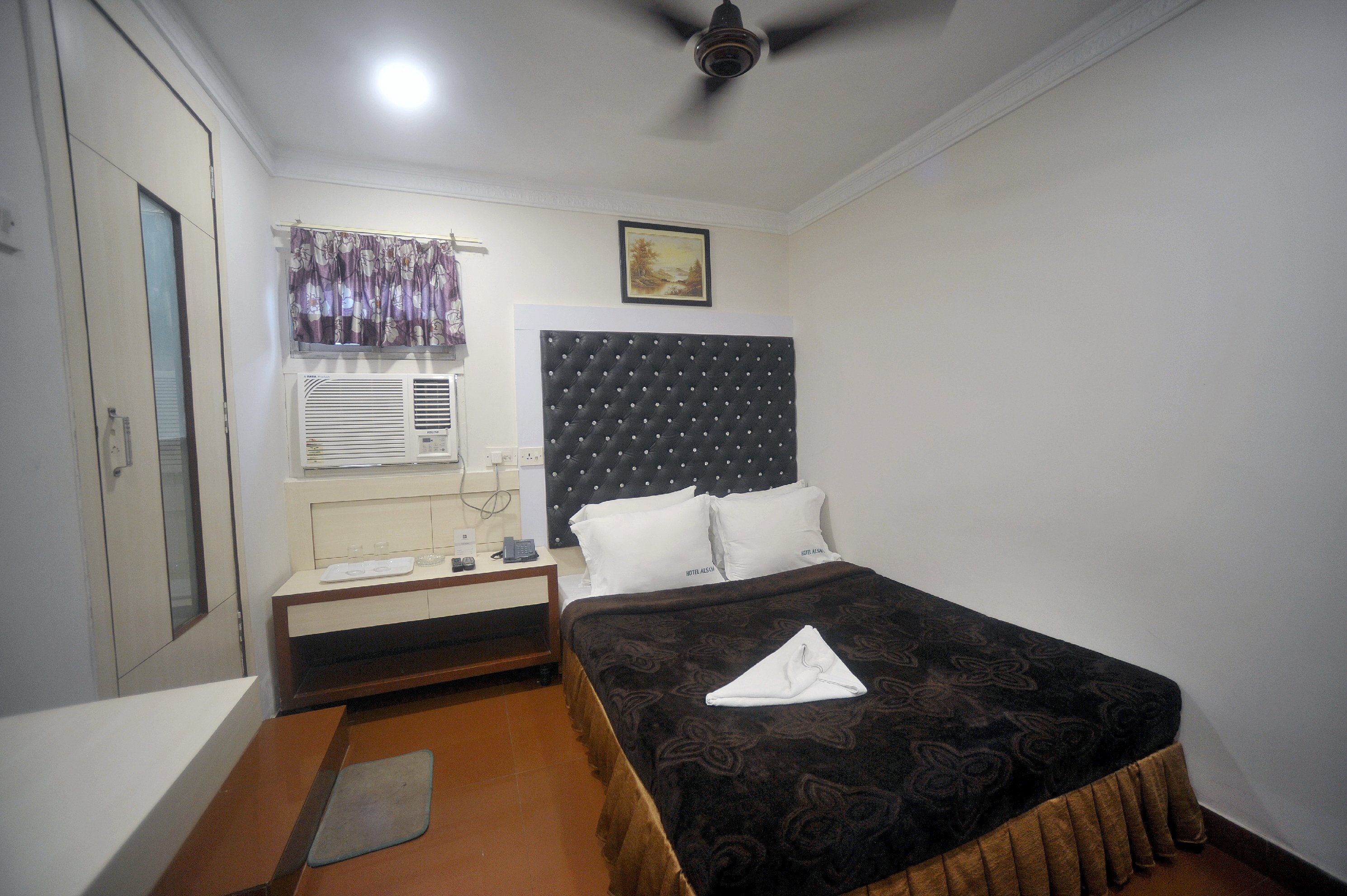 Hotel Al Sana 550 meters from Esplanade Metro - Tap to explore photos