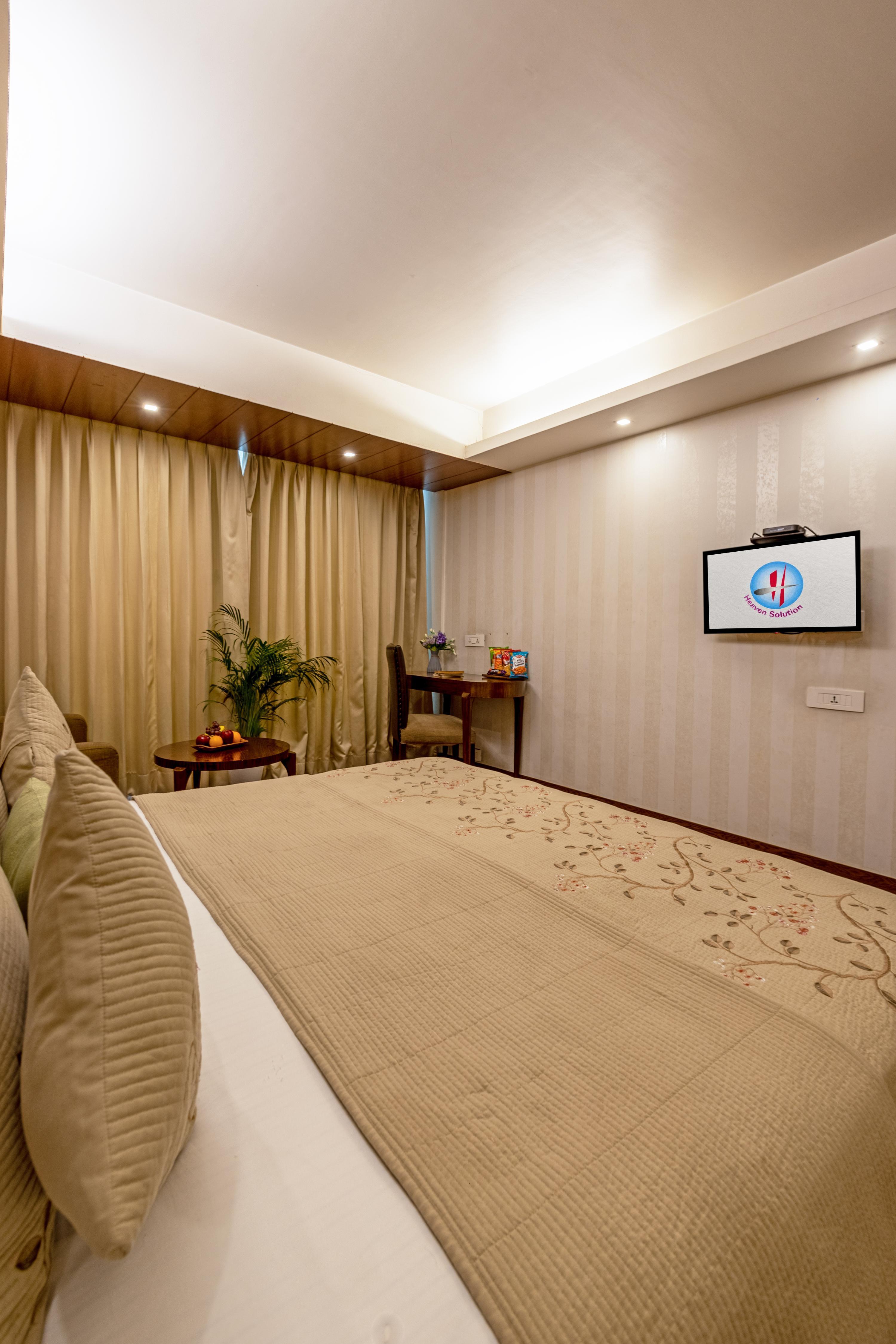 The JK Luxe Stay - Near Nehru Place And CR Park - Tap to explore photos