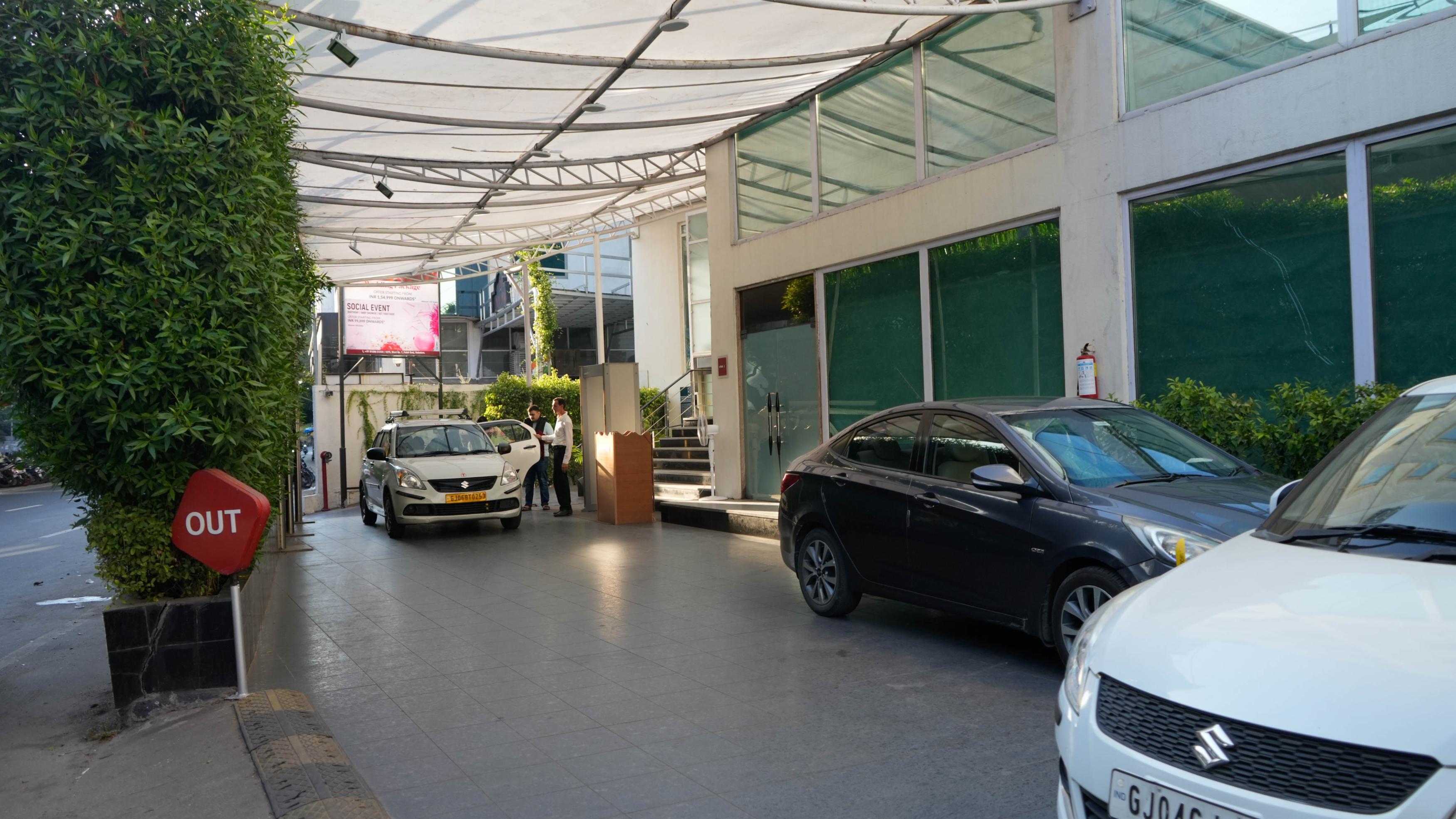 Four Points By Sheraton Vadodara - Marriott International - Tap to explore photos