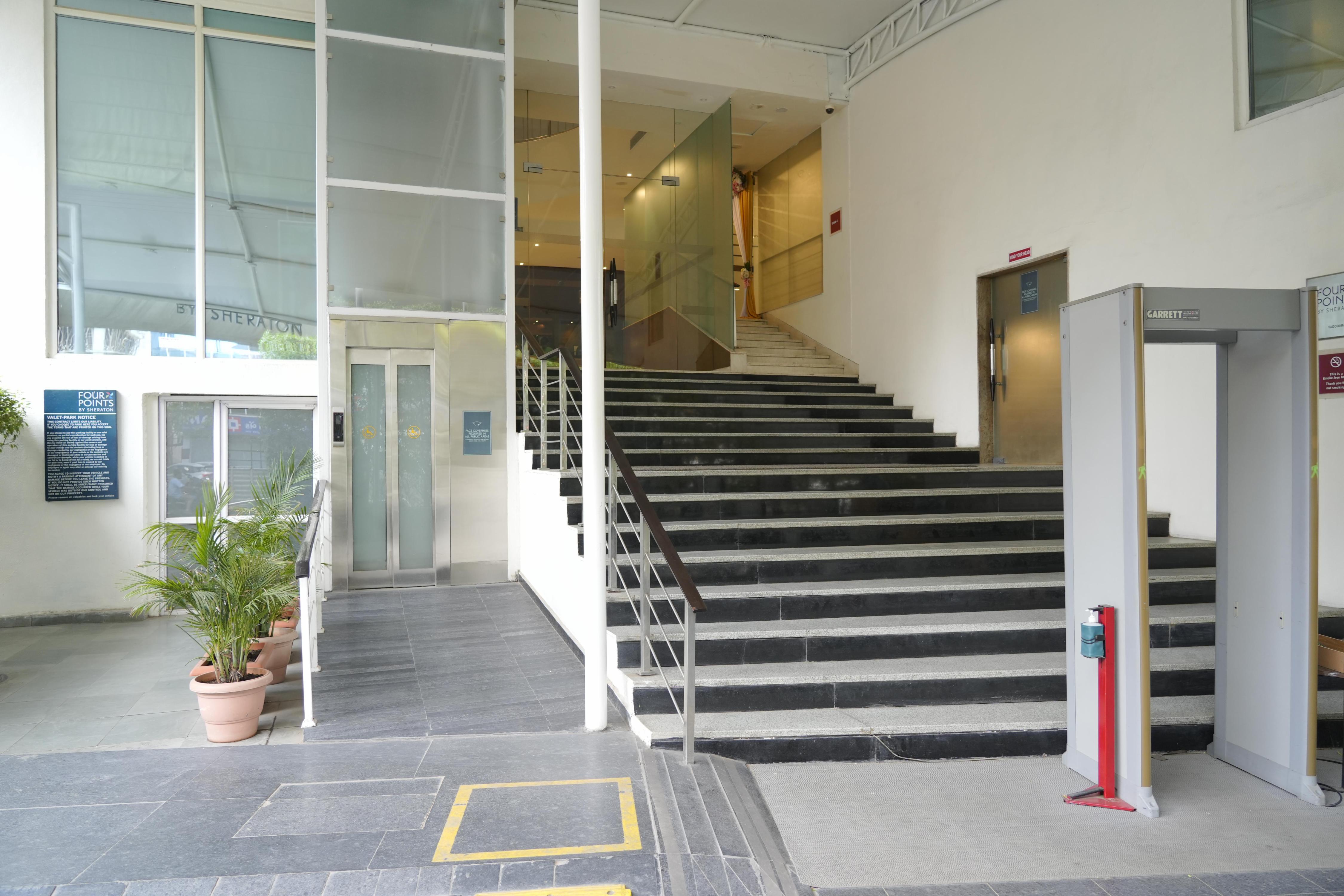 Four Points By Sheraton Vadodara - Marriott International - Tap to explore photos