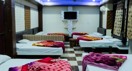 Shree Dwarkadhish Palace Room Type - 10 Bed Non AC (Family Hall) No Parking