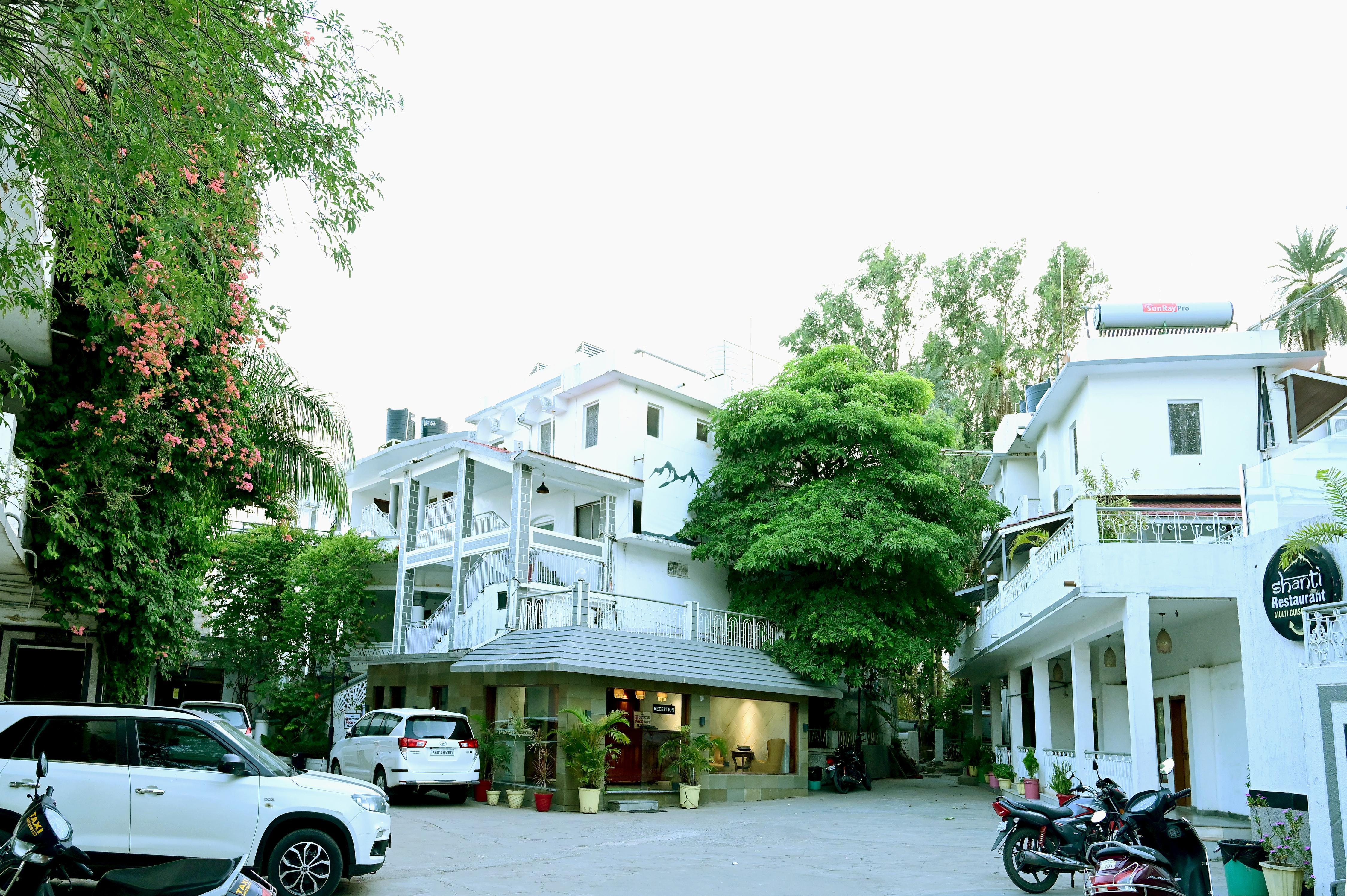Hotel Shanti ,Mount abu ( 550 meters from Nakki lake )