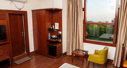 WHITE RIDGE HOTEL DHARAMSHALA Room Type - Deluxe Premium Valley View
