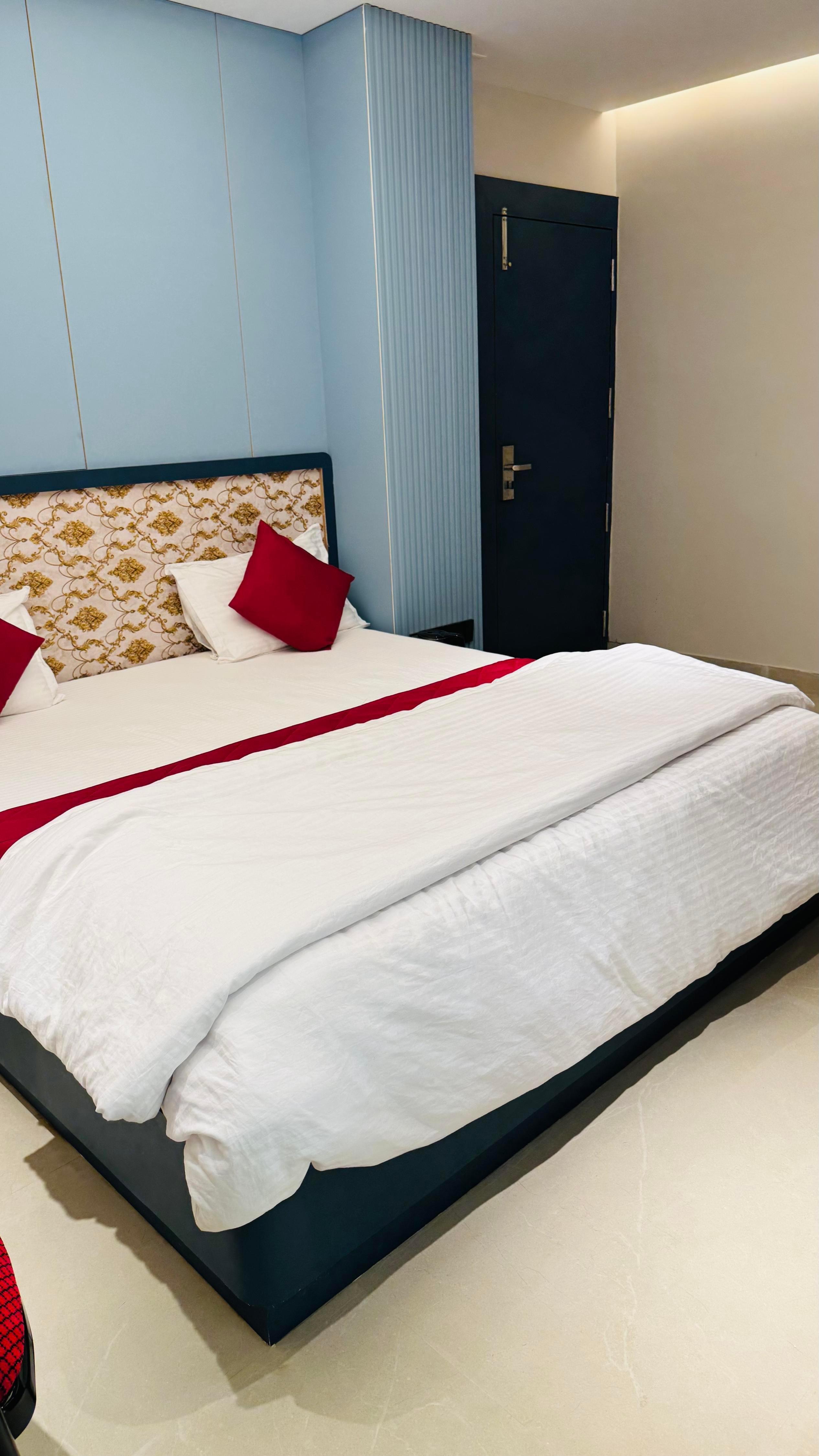 Hotel Royal Plaza - Tap to explore photos