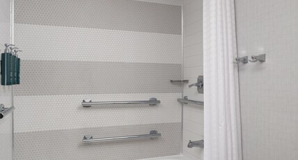 DoubleTree by Hilton Gainesville Room Type - 2 QUEEN ACCESSIBLE TUB