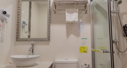 YEHS Hotel Sydney CBD Room Type - Family (1 Double Bed + 2 Single Beds)