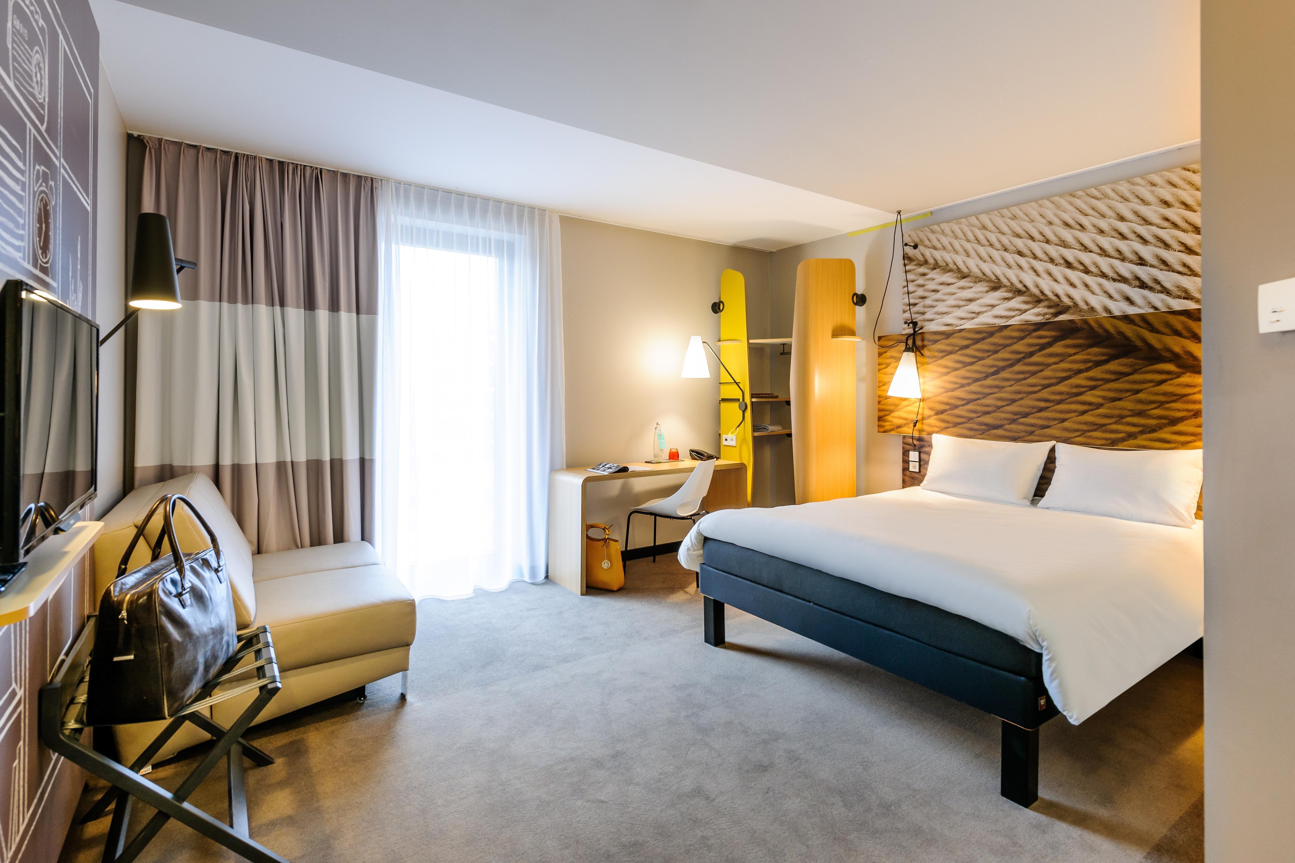 IBIS BERLIN HAUPTBAHNHOF Room Type - Family Room with 63x79 (160x200 cm) double bed and sofa bed, new sleep-easy concept IBIS BERLIN HAUPTBAHNHOF Room Type - Family Room with 63x79 (160x200 cm) double bed and sofa bed, new sleep-easy concept