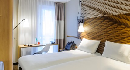 IBIS BERLIN HAUPTBAHNHOF Room Type - Room with 2 single beds equipped with the new bedding