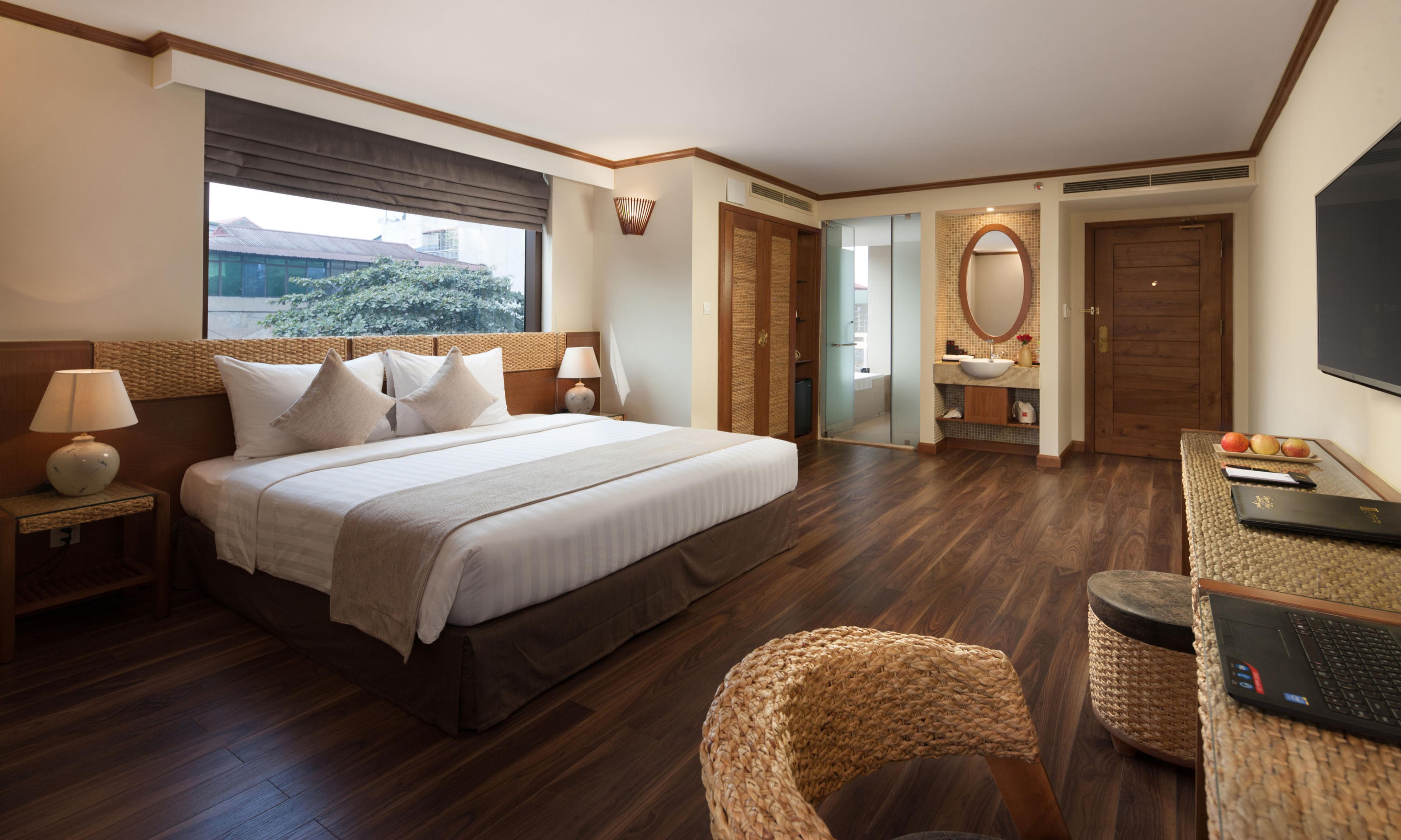 MK PREMIER BOUTIQUE HOTEL Room Type - Deluxe Triple City view