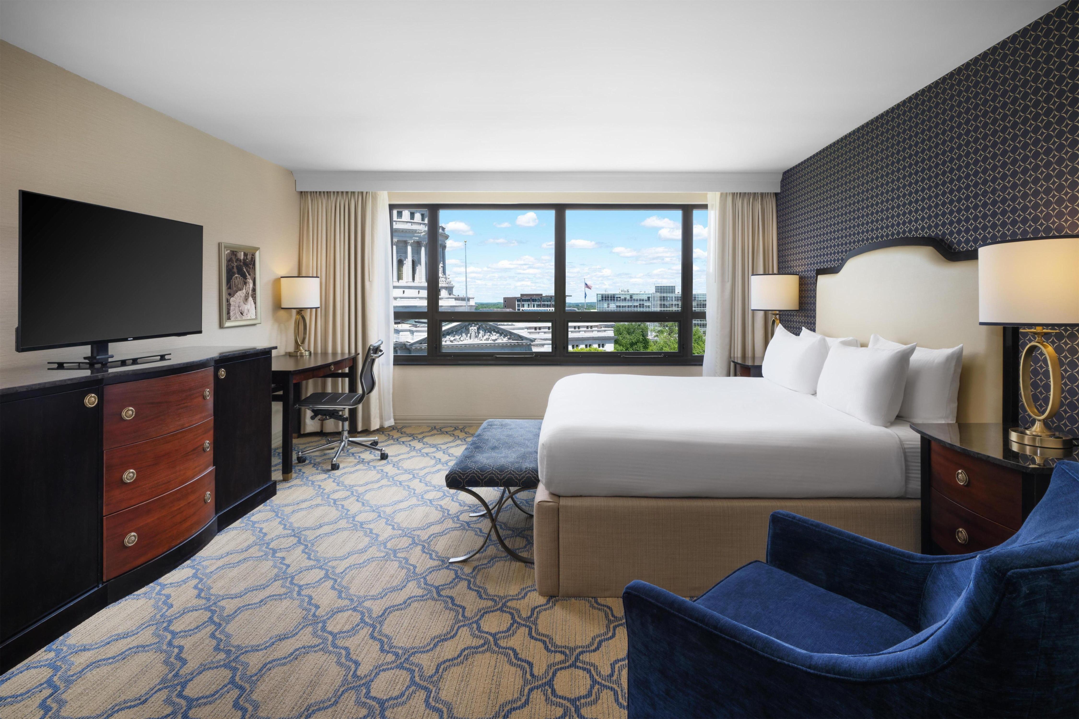 Best Western Premier Park Hotel Room Type - Suite-1 King Bed, Non-Smoking, Sofabed, Capitol View, Parlor Room