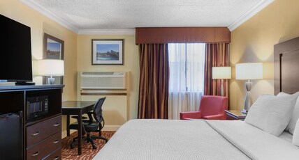 Best Western Plus Genetti Hotel & Conference Center Room Type - 1 King Bed, Non-Smoking, Desk, Microwave And Refrigerator, Wi-Fi, Full Breakfast