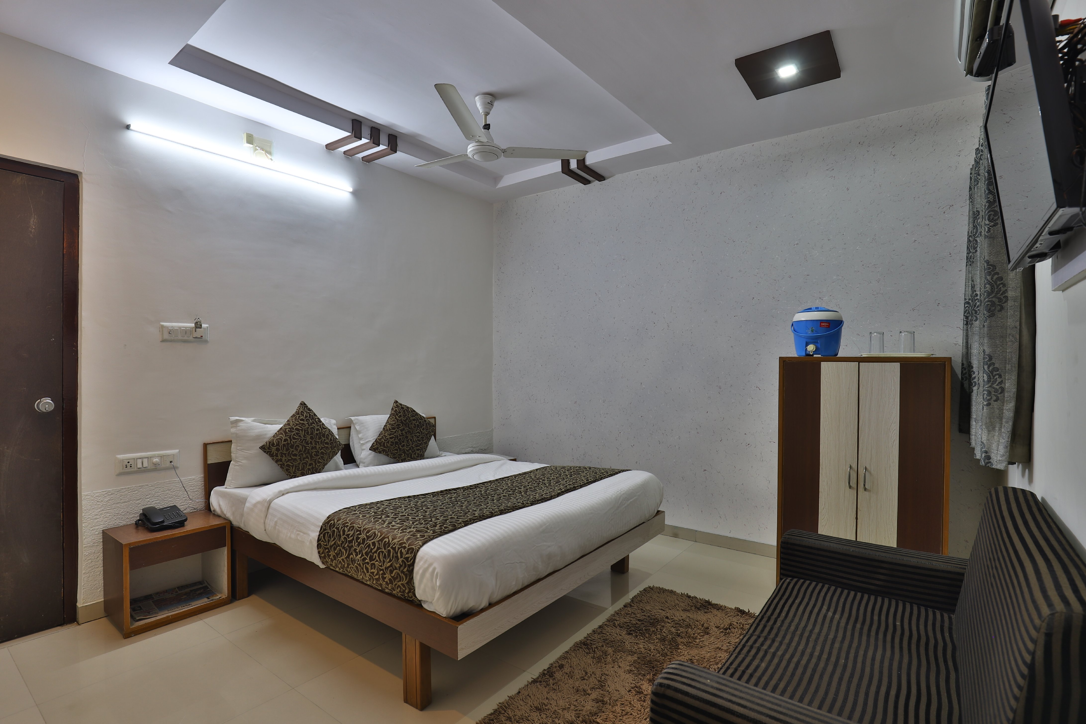 Hotel Royal Residency (Guest house) - Tap to explore photos