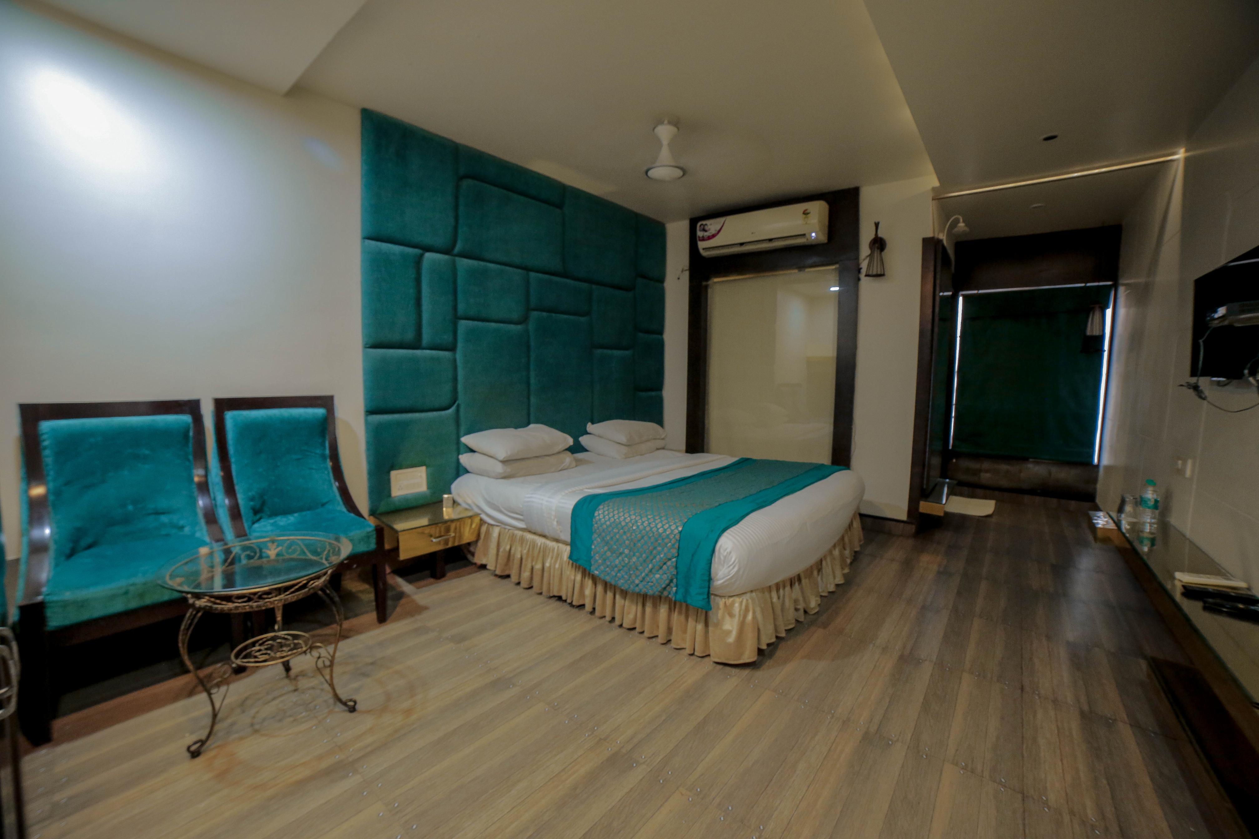 Hotel MK Vivanta - Tap to explore photos