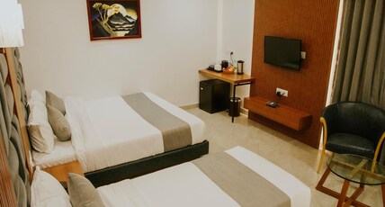 Hotel omkar Palace Room Type - Deluxe Ac 3 Bed