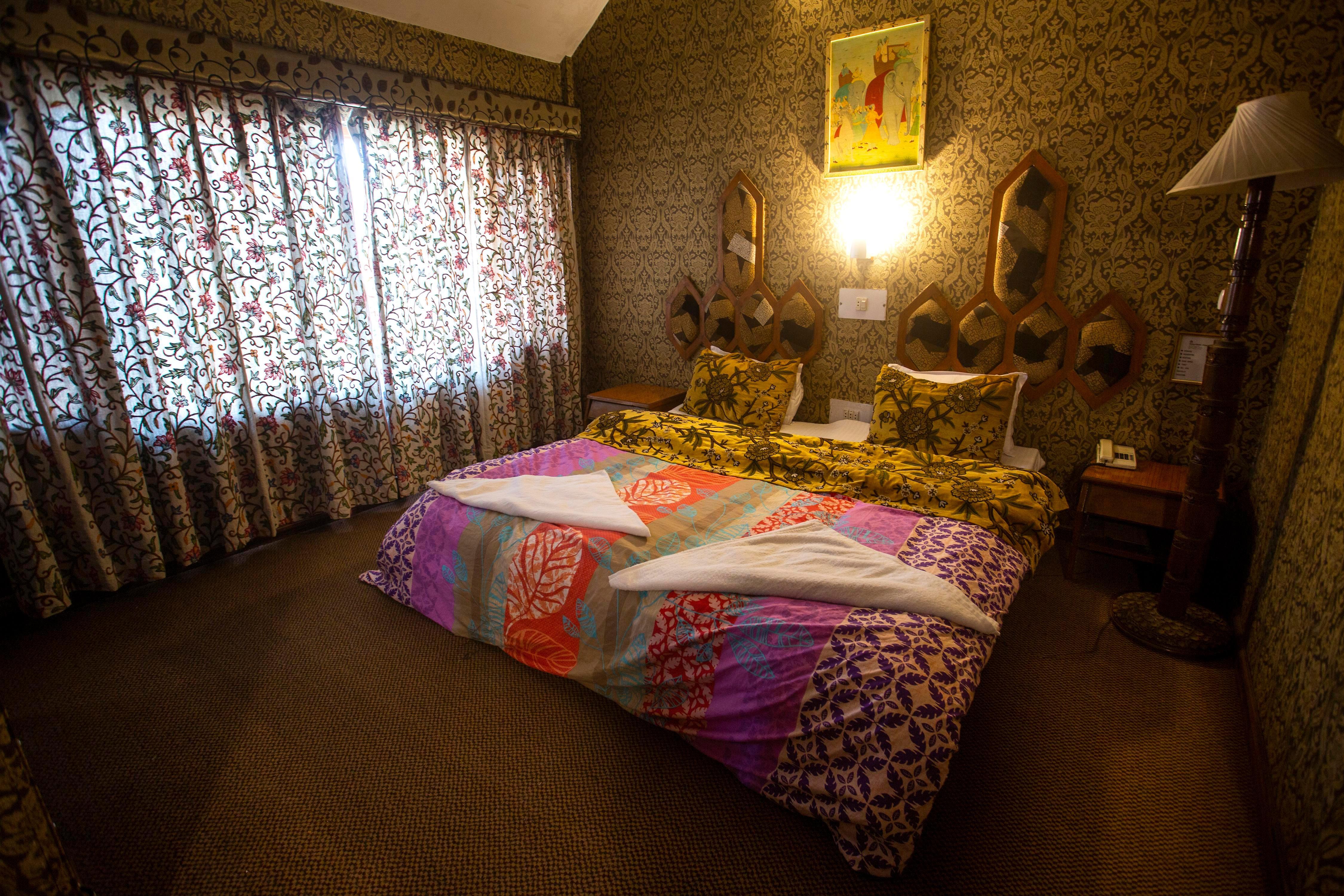 Hotel Shahenshah Palace Room Type - DOUBLE ECONOMY ROOM (NON AC)