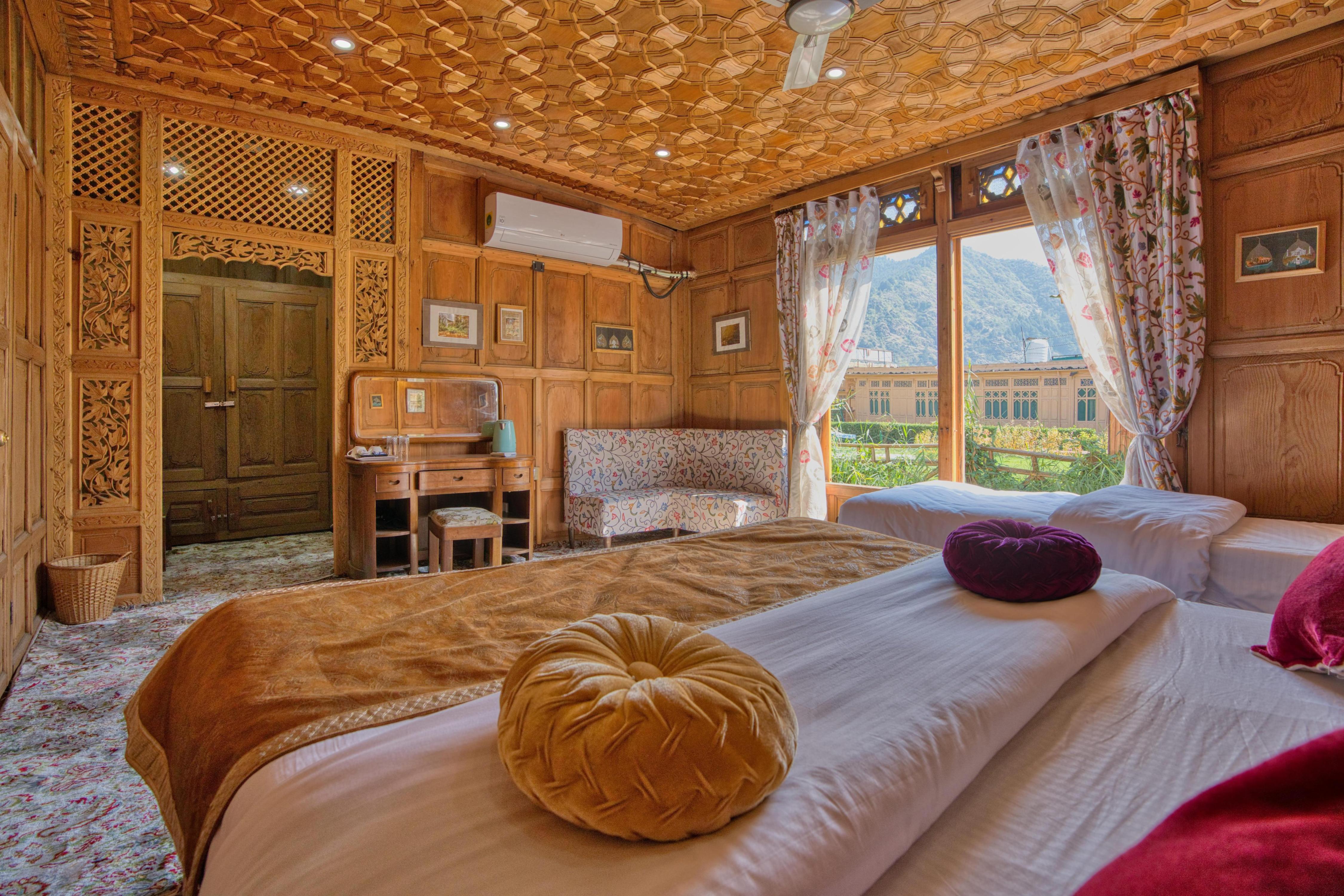 Best View Group Of Houseboats