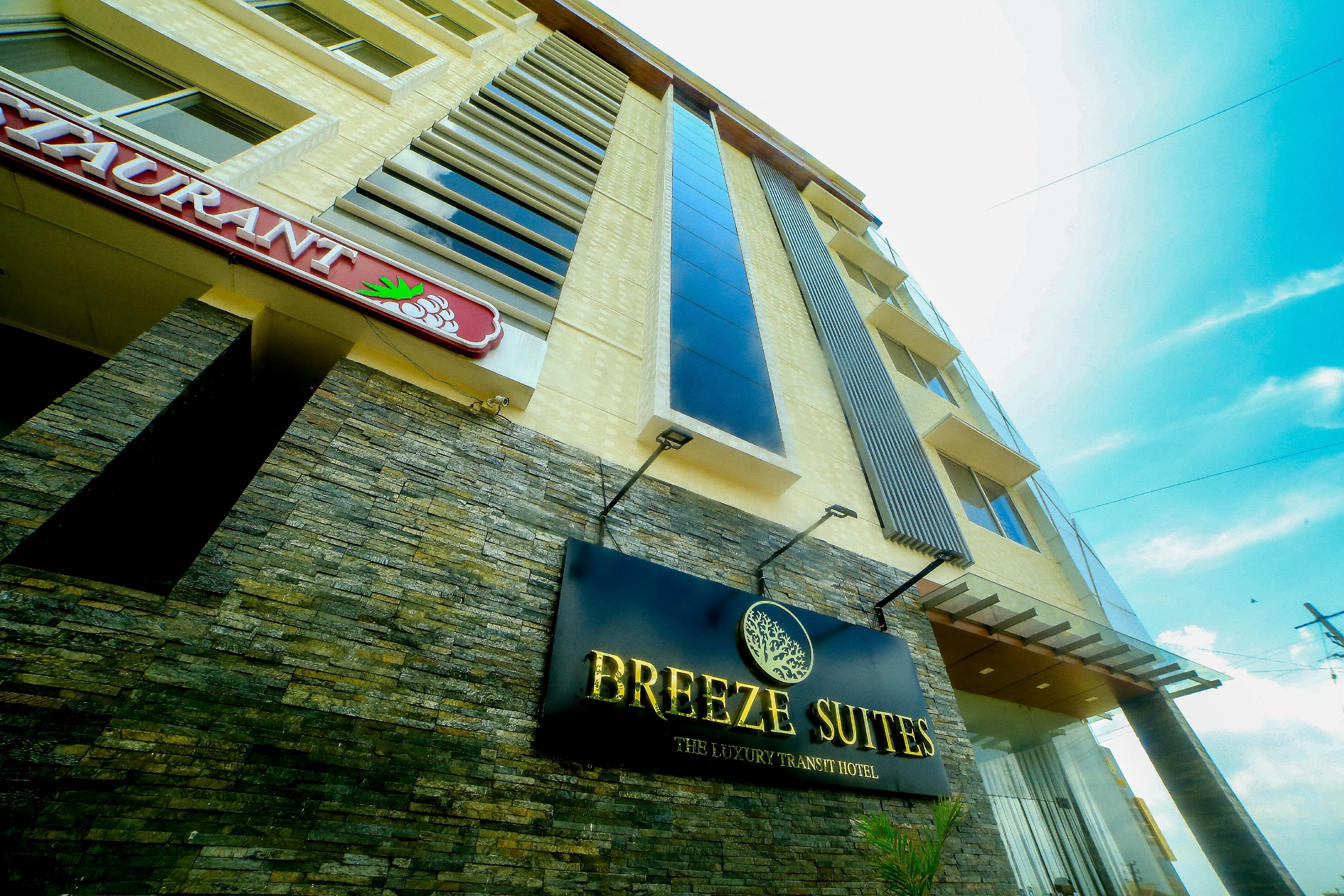 D BREEZE SUITES - Tap to explore photos