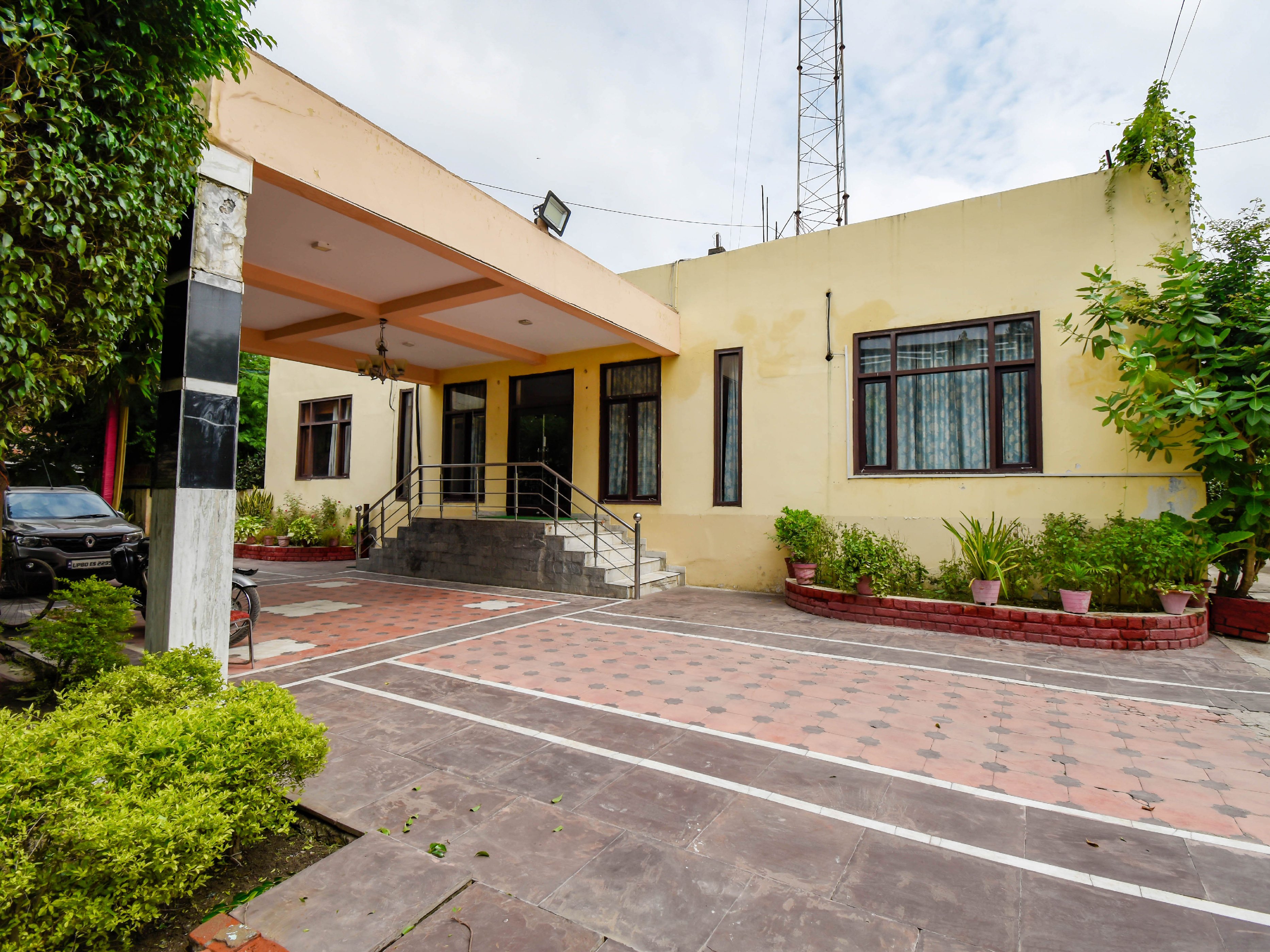 Hotel Kanishka - Tap to explore photos
