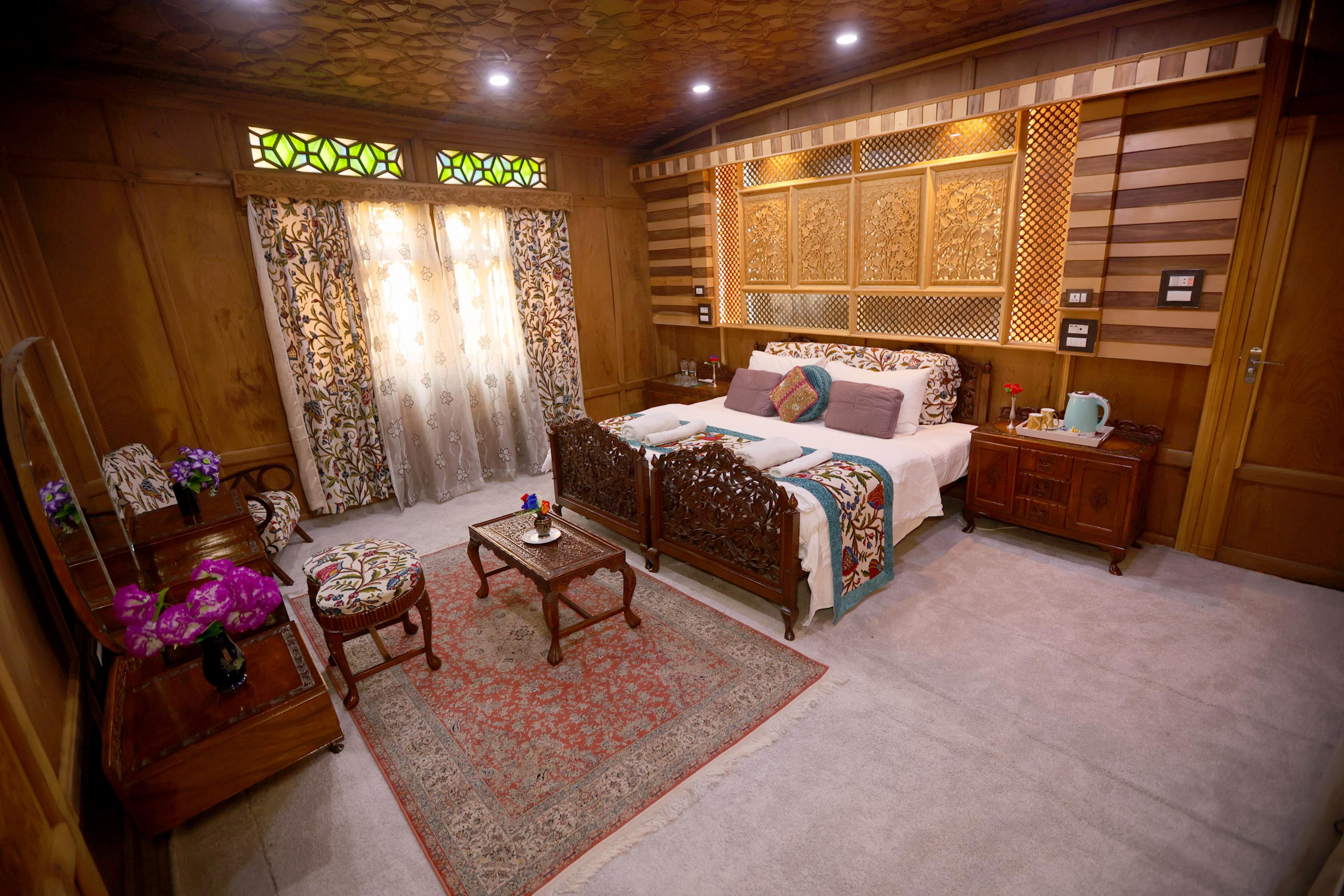 Fair Heaven Eco Luxury Houseboats