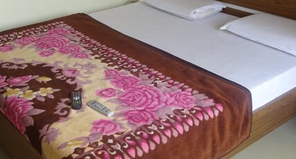 Hotel Shri Hari Prem Room Type - Deluxe Room - AC