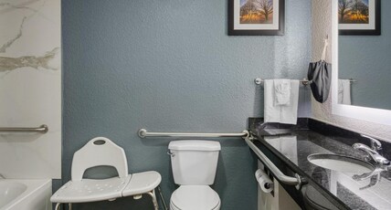Best Western Waldo Inn and Suites Room Type - Accessible - 1 King, Mobility Accessible, Bathtub, Non-Smoking, Full Breakfast