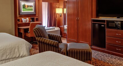 Hampton Inn by Hilton Winchester Room Type - 2 QNS ACC ROLLIN SHWR NS