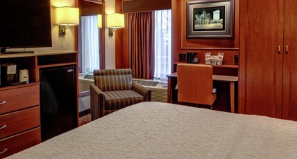 Hampton Inn by Hilton Winchester Room Type - 1 KNG ACCESSIBLE TUB NS