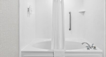 Hampton Inn by Hilton Bloomington West Room Type - 1KNG STUDIO WHIRLPL NOSMOK