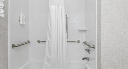 Hampton Inn by Hilton Bloomington West Room Type - 1KNG MOB HEAR ACC W TUB NS
