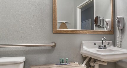 Best Western Wakulla Inn & Suites Room Type - 1 King Bed, Mobility Accessible, Communication Assistance, Bathtub, Non-Smoking, Full Breakfast