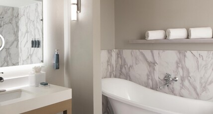 Hilton Dallas/Rockwall Lakefront Room Type - 1 KING BED 1 BEDROOM SUITE Hilton Dallas/Rockwall Lakefront Room Type - 1 KING BED 1 BEDROOM SUITE