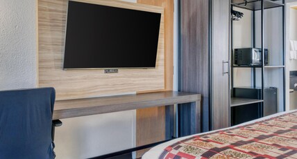 Best Western Lake Okeechobee Room Type - 1 King Bed, Smoking Room, Downstairs, High Speed Internet Access, Microwave And Refrigerator, Desk, Best Western Lake Okeechobee Room Type - 1 King Bed, Smoking Room, Downstairs, High Speed Internet Access, Microwave And Refrigerator, Desk,