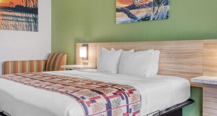 Best Western Lake Okeechobee Room Type - 1 King Bed, Non-Smoking, Upstairs, High Speed Internet Access, Microwave And Refrigerator, Desk, Ful Best Western Lake Okeechobee Room Type - 1 King Bed, Non-Smoking, Upstairs, High Speed Internet Access, Microwave And Refrigerator, Desk, Ful