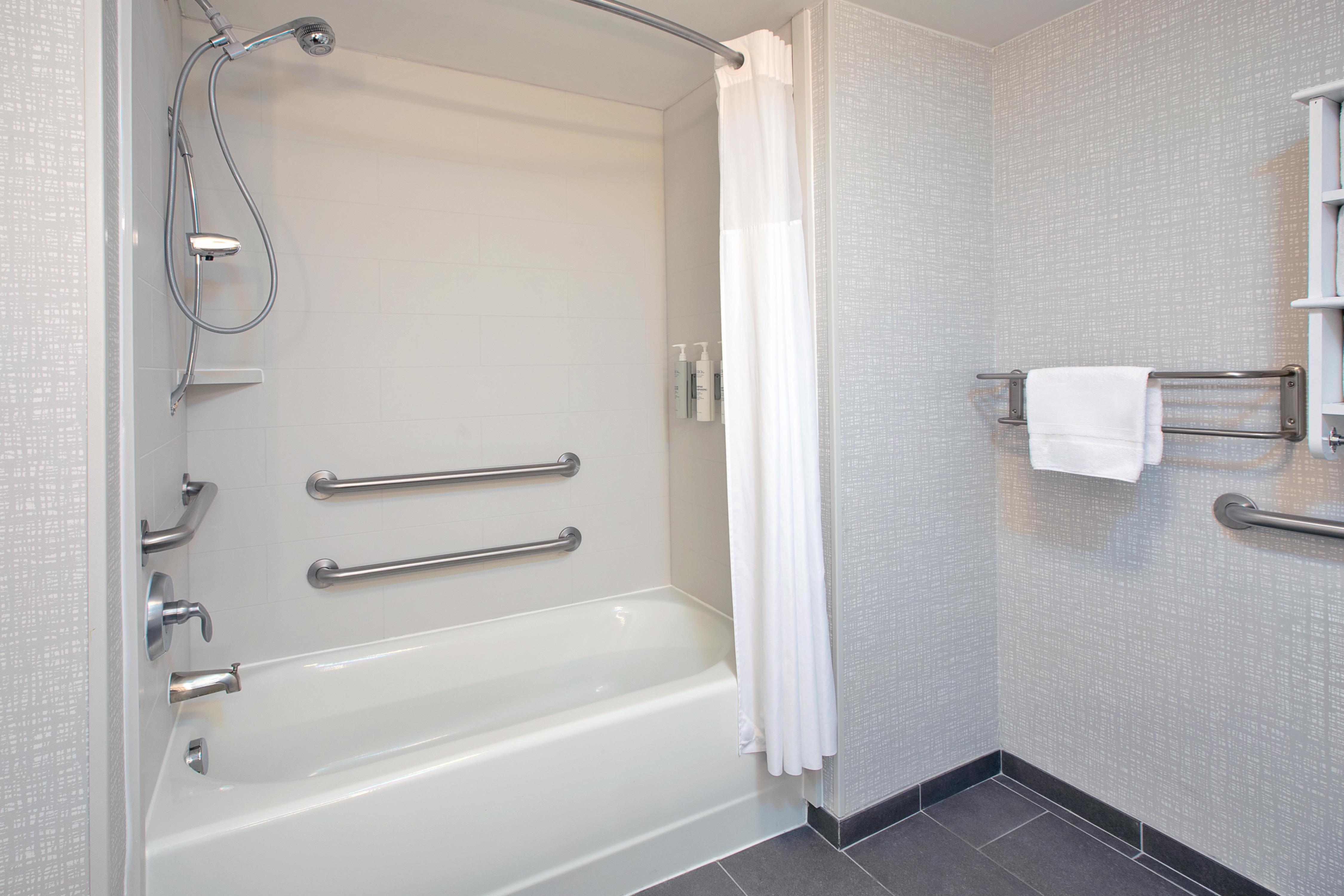 Hampton Inn and Suites St. Cloud Room Type - 1KNG MOB HEAR ACC W TUB NS
