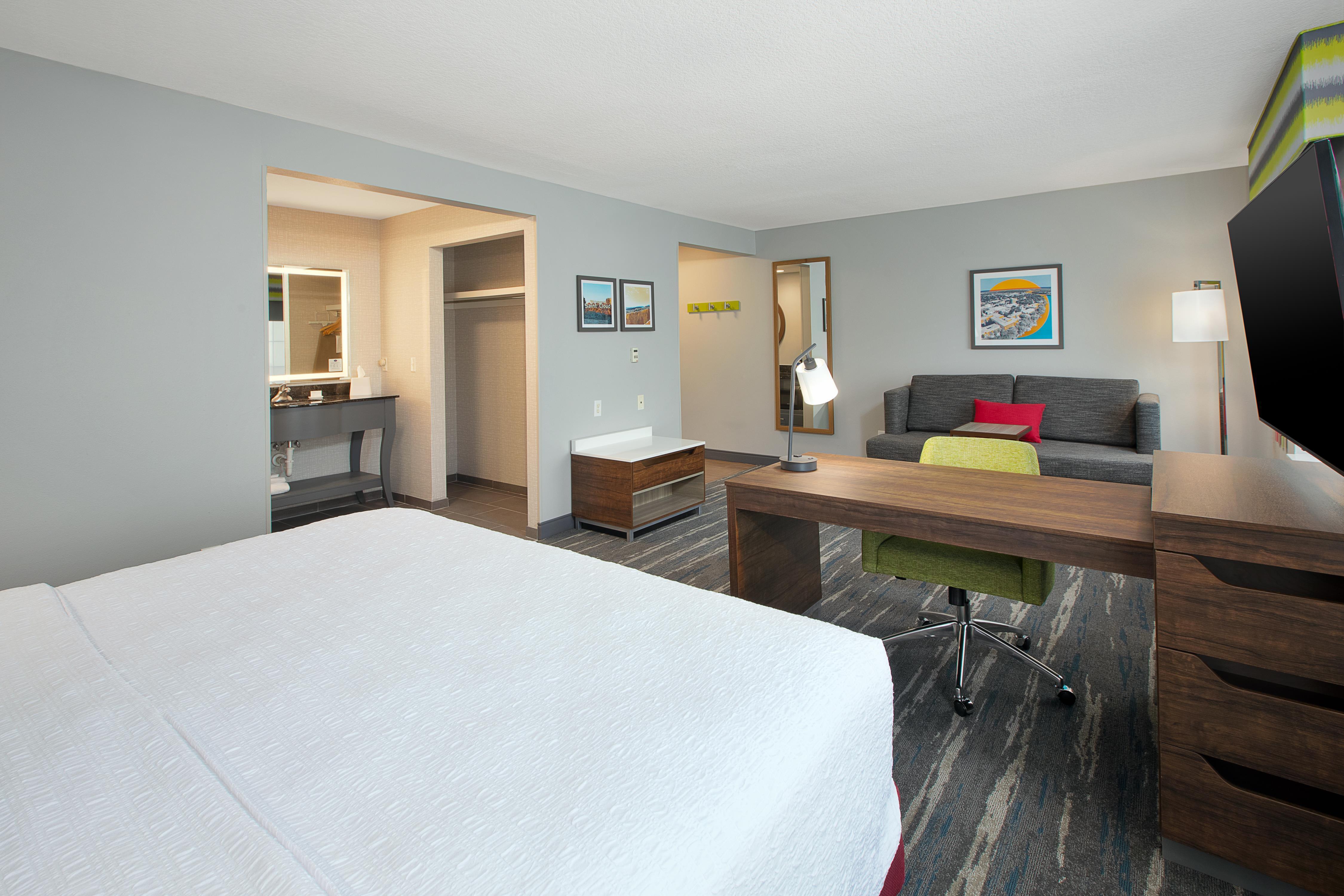 Hampton Inn and Suites St. Cloud Room Type - 1 KING HEARING ACC NOSMOK