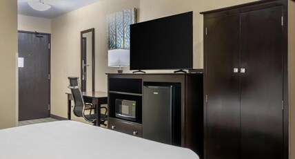 Best Western Long Beach Inn Room Type - Accessible - 1 Queen, Mobility Accessible, Roll In Shower, Microwave And Refrigerator, Wi-Fi, Non-Sm Best Western Long Beach Inn Room Type - Accessible - 1 Queen, Mobility Accessible, Roll In Shower, Microwave And Refrigerator, Wi-Fi, Non-Sm