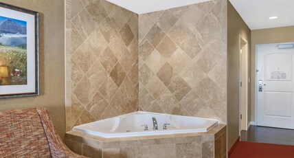 Best Western Plus Canyon Pines Room Type - 1 King Bed, Non-Smoking, Jacuzzi, Lounge Chair, Microwave And Refrigerator, Wi-Fi, Full Breakfast
