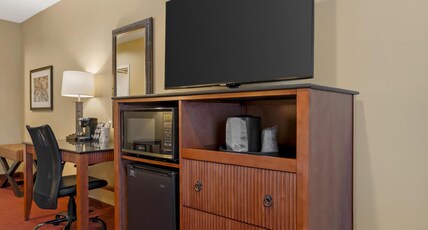 Best Western Plus Canyon Pines Room Type - 1 King Bed, Non-Smoking, Lounge Chair, Microwave And Refrigerator, Wi-Fi, Full Breakfast