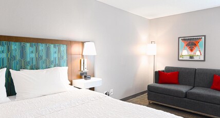 Hampton Inn Richmond West Room Type - 1 KING SOFABED DINING AREA